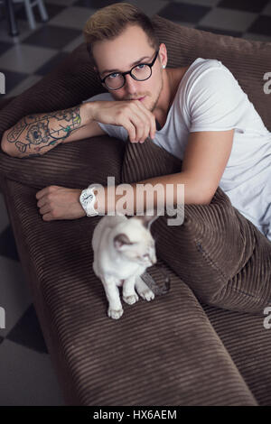 L'homme et un chat à la maison. Oriental. Animaux domestiques. No de cat. Portrait d'intérieur Banque D'Images