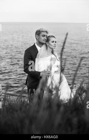 Couple de mariage à la mode. Mariée et le marié. La photographie en noir et blanc. Portrait en extérieur Banque D'Images