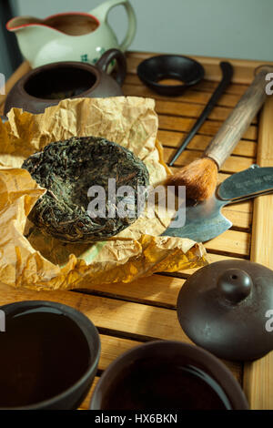 Shen puer thé chinois tuo cha sur chaban (table de thé) whis plateau acessoires en chinois traditionnel cérémonie du thé Banque D'Images