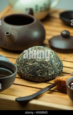 Shen puer thé chinois tuo cha sur chaban (table de thé) whis plateau acessoires en chinois traditionnel cérémonie du thé Banque D'Images