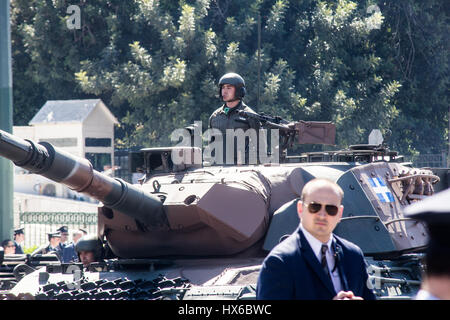 Athènes, Grèce. Mar 25, 2017. Un réservoir passe devant les fonctionnaires. Date de l'indépendance est célébrée à Athènes avec un défilé militaire qui aura lieu à la place Syntagma devant le parlement, en l'honneur du 25 mars 1821 Révolution de la Grèce contre l'occupation turque. Credit : Kostas Pikoulas Libre prestation/Pacific Press/Alamy Live News Banque D'Images