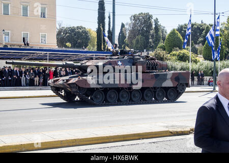 Athènes, Grèce. Mar 25, 2017. Un réservoir passe devant les fonctionnaires. Date de l'indépendance est célébrée à Athènes avec un défilé militaire qui aura lieu à la place Syntagma devant le parlement, en l'honneur du 25 mars 1821 Révolution de la Grèce contre l'occupation turque. Credit : Kostas Pikoulas Libre prestation/Pacific Press/Alamy Live News Banque D'Images