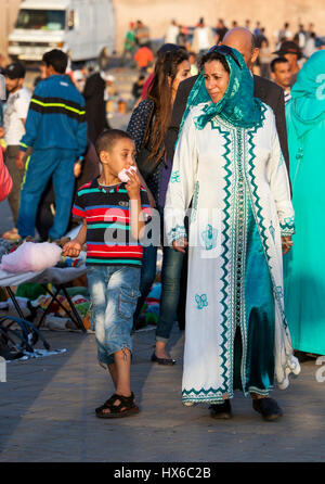 Meknes, Maroc. La mère et le fils de marcher dans le lieu Hedime, Boy Eating Cotton Candy. Banque D'Images