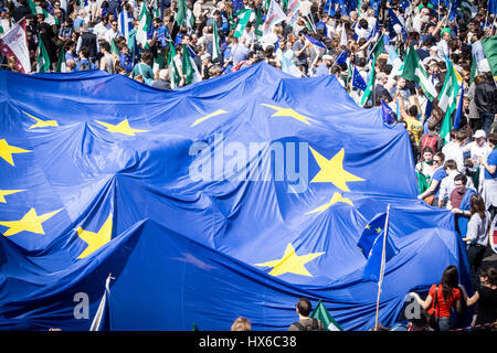 Rome, Italie. Mar 25, 2017. Un rassemblement pour la marche pour pour l'Europe sur la Piazza Crédit : Andrea Ronchini/Pacific Press/Alamy Live News Banque D'Images