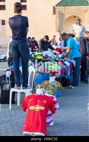 Meknes, Maroc. Vendeur de vêtements d'occasion dans le lieu Hedime. Banque D'Images