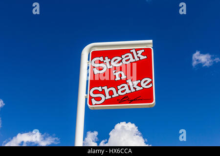 Muncie - Circa 30 Septembre 2016 : Steak 'n Shake rapide Chaîne de restaurants décontractés au détail. Steak 'n Shake est situé dans le Midwest et le Sud des États-Unis III Banque D'Images
