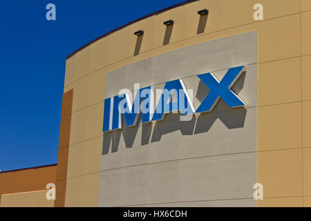 Indianapolis - Circa Juin 2016 : Film IMAX Theatre Logo et affiches. IMAX est un système grand format de présenter les films et Cinéma II Banque D'Images