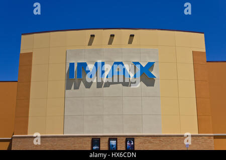 Indianapolis - Circa Juin 2016 : Film IMAX Theatre Logo et affiches. IMAX est un système grand format de présenter les films et Cinéma I Banque D'Images