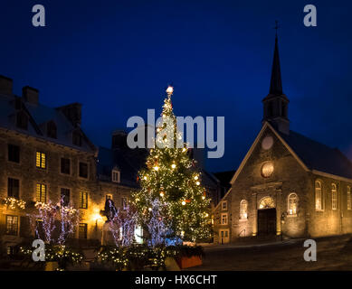 Place Royale (Royal Plaza) et l'église Notre Dame des Victoires Décorées pour Noël la nuit - Ville de Québec, Canada Banque D'Images