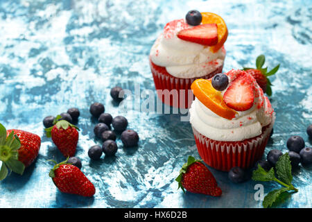 Cupcakes de fête aux fruits rouges et crème au beurre Banque D'Images