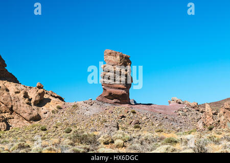 La célèbre Roque Cinchado à Ténérife, Espagne avec fond de ciel bleu. Banque D'Images