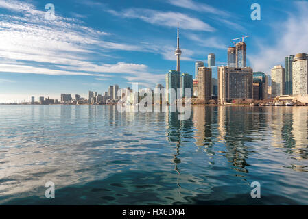 Toronto city skyline et la réflexion dans le lac au coucher du soleil, de l'Ontario, Canada. Banque D'Images