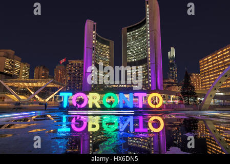 Signe de Toronto et l'Hôtel de Ville le Nathan Phillips Square de nuit, au Canada. Banque D'Images