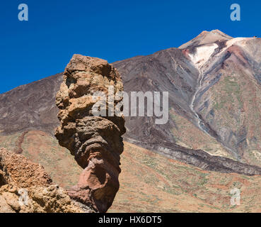 Roque Cinchado en Tenerife, Espagne, avec le Pico del Teide en arrière-plan et ciel bleu profond. Banque D'Images