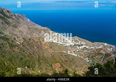 Vue sur le village de Taganana dans les montagnes d'Anaga dans le nord de Tenerife, Espagne. Banque D'Images
