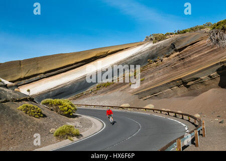 TENERIFE - 14 octobre : un vélo de montagne entre les couches de roches volcaniques colorés dans une courbe de la route TF24 à Tenerife, Espagne le 14 octobre, 201 Banque D'Images