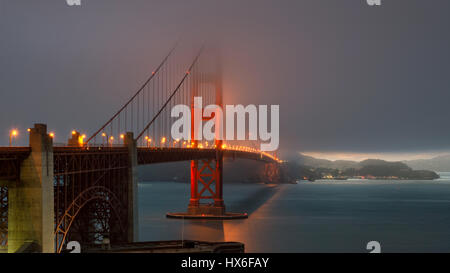 Magic Hour au Golden Gate Bridge au coucher du soleil dans le brouillard. Banque D'Images