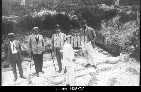 Les hommes de Palestine Jewish Colonization Association dans les marécages Kabara Banque D'Images