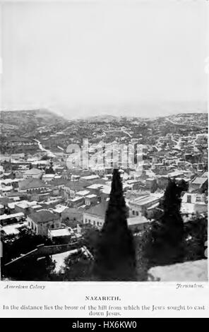 Cette photographie historique, prise en 1913, capture une vue de Nazareth, une ville importante en Israël. L'image offre un aperçu du paysage et du cadre urbain du début du XXe siècle, mettant en valeur les rues, l'architecture et les gens de l'époque. L’importance de Nazareth en tant que centre religieux et culturel est évidente dans cette représentation. Banque D'Images