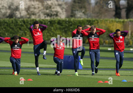 L'Angleterre (de gauche à droite) Ross Barkley, Dele Alli, Alex Oxlade-Chamberlain, Ryan Bertrand, Luke Shaw et Nathaniel Clyne pendant la séance de formation au terrain d'entraînement d'Enfield, Londres. Banque D'Images