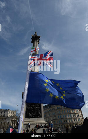 Le drapeau de l'Union européenne, l'Union et St George's Cross drapeau sont soulevées sous la Colonne Nelson à Trafalgar Square, Londres, comme les manifestants pro-UE prendre part à une marche pour l'Europe rassemblement contre Brexit. Banque D'Images