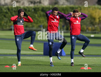 L'Angleterre (de gauche à droite) Ross Barkley, Dele Alli et Alex Oxlade-Chamberlain pendant la séance de formation au terrain d'entraînement d'Enfield, Londres. Banque D'Images