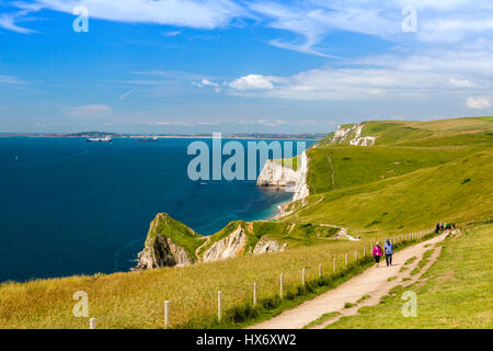 À l'ouest le long de la South West Coast Path à marcheurs près de Durdle Door sur la côte jurassique, Dorset, Angleterre Banque D'Images