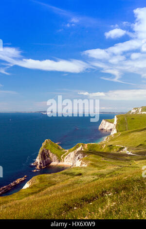 À l'ouest le long de la South West Coast Path à marcheurs près de Durdle Door sur la côte jurassique, Dorset, Angleterre Banque D'Images