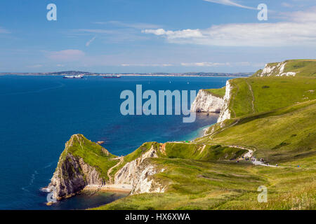 À l'ouest le long de la South West Coast Path à marcheurs près de Durdle Door sur la côte jurassique, Dorset, Angleterre Banque D'Images