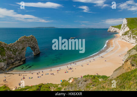 Le passage de calcaire naturel connu sous le nom de Durdle Door vue de la longue distance au sud du chemin de la côte ouest sur la côte jurassique, Dorset, Angleterre Banque D'Images