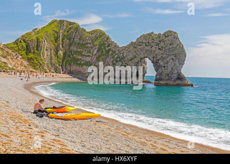 Le passage de calcaire naturel connu sous le nom de Durdle Door être admiré par deux les kayakistes de mer est sur la côte sud-ouest, Chemin de la Côte Jurassique, Dorset, Angleterre Banque D'Images