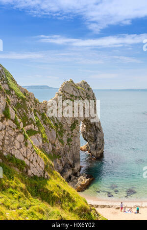 Le passage de calcaire naturel connu sous le nom de Durdle Door vue de la longue distance au sud du chemin de la côte ouest sur la côte jurassique, Dorset, Angleterre Banque D'Images