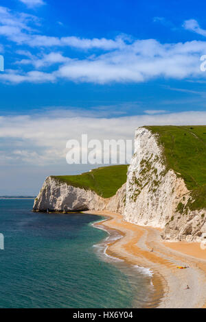 À l'ouest de Durdle Door vers les falaises de craie d'Swyre la tête et bat la tête sur la côte jurassique, Dorset, Angleterre Banque D'Images