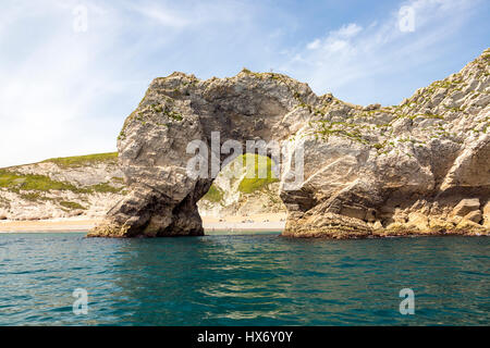 Le passage de calcaire naturel connu sous le nom de Durdle Door vue à partir de la mer ci-dessous la longue distance au sud du chemin de la côte ouest sur la côte jurassique, Dorset, Engla Banque D'Images