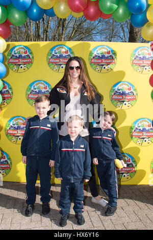 EDITORIAL N'UTILISEZ QUE Danielle Lloyd assiste au lancement de deux nouvelles attractions à la terre comme CBeebies Alton Towers Resort s'ouvre aujourd'hui au public pour la saison principale, Staffordshire. Banque D'Images