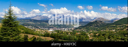 La ville de Gap dans les Hautes Alpes avec les montagnes environnantes et les pics en été. Vue panoramique. Alpes du Sud, France Banque D'Images