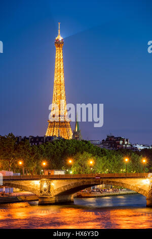 Tour Eiffel illuminée et des quais de Seine en été. Paris, France Banque D'Images