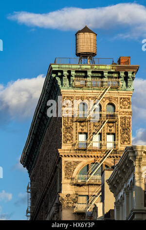 Soho Building (bâtiment de la soie) avec la terre cuite, l'ornementation en fer, cuivre corniche fire escape et château d'eau. Manhattan, New York Banque D'Images