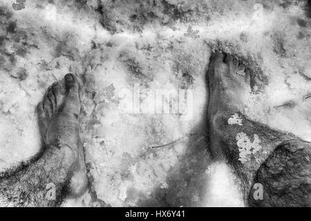 Des pieds humains plongés dans un lac marin dans la région de Jujuy (Argentine) Banque D'Images