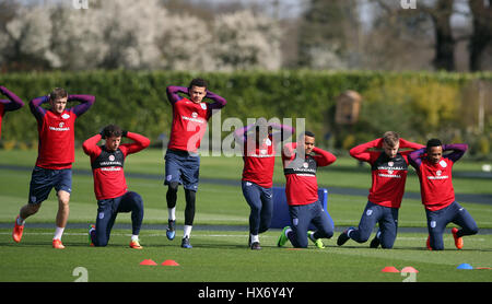 L'Angleterre (de gauche à droite) Eric Dier, Ross Barkley, Dele Alli, Alex Oxlade-Chamberlain, Ryan Bertrand, Luke Shaw et Nathaniel Clyne pendant la séance de formation au terrain d'entraînement d'Enfield, Londres. Banque D'Images