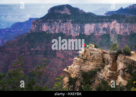 Les touristes l'affichage Grand Canyon d'Anges lumineux Point. Le Parc National du Grand Canyon, Arizona Banque D'Images