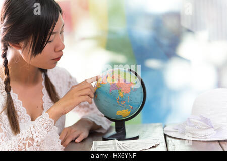 Explorer le monde des femmes à planifier leur voyage Banque D'Images