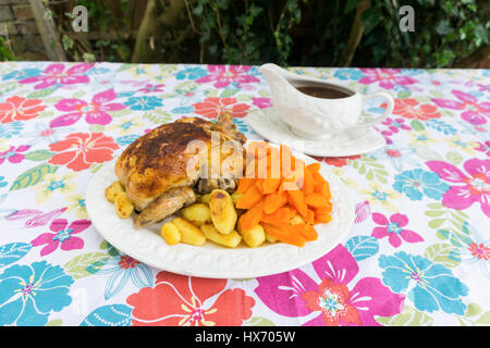 Dîner rôti sauce poulet Carottes Patates Banque D'Images