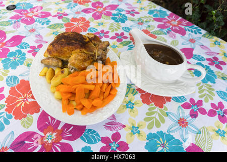 Dîner rôti sauce poulet Carottes Patates Banque D'Images