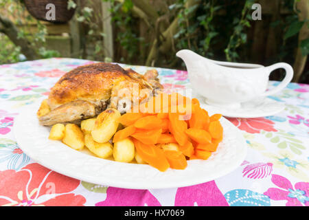 Dîner rôti sauce poulet Carottes Patates Banque D'Images