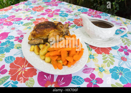 Dîner rôti sauce poulet Carottes Patates Banque D'Images