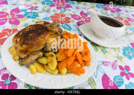 Dîner rôti sauce poulet Carottes Patates Banque D'Images