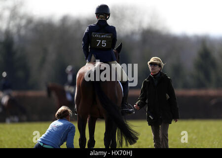 La princesse Anne parle à sa fille Zara Phillips à la Land Rover Gatcombe Horse Trials dans le Gloucestershire. Banque D'Images