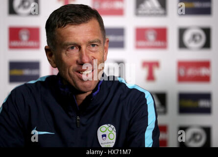 Gestionnaire slovène Srecko Katanec au cours de la conférence de presse à Hampden Park, Glasgow. Banque D'Images