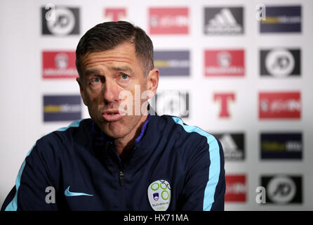 Gestionnaire slovène Srecko Katanec au cours de la conférence de presse à Hampden Park, Glasgow. Banque D'Images